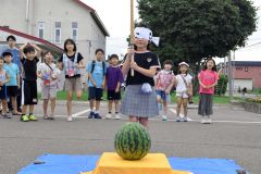 スイカ割りを楽しむ子どもたち