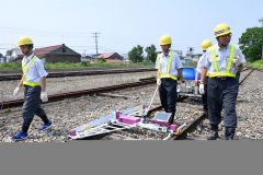 ７月に帯広保線所で初開催された職場見学会。専用の機器を用いてレールのゆがみを検測する参加者