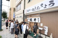 豚丼を求めて長蛇の列を作る客（１３日午前１１時３０分ごろ、帯広市西１南１１の「元祖　豚丼のぱんちょう」で。助川かおる通信員撮影）