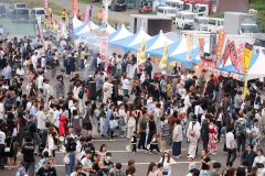 大勢の来場者が列を作った出店が並ぶ会場