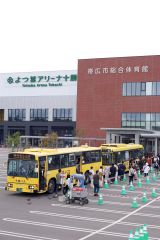 帯広市総合体育館前の臨時のバス停から会場に向かう来場者（助川かおる通信員撮影）