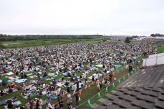 席はどこかな―。続々と観客が訪れ、開幕を待つ人たちで埋まる河川敷の会場（助川かおる通信員撮影）