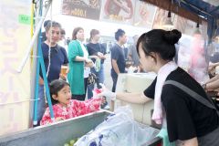 打ち上げまでは食べて楽しむ。会場には十勝の味・豚丼や夏を楽しむかき氷などの出店も並んだ（平栗玲香通信員撮影）