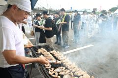 会場内の露店には、十勝の味覚を求める観客の行列が途切れなかった（須貝拓也撮影）