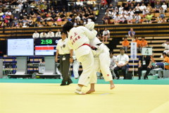 【女子団体戦準決勝・佐賀商―修徳】開始わずか２秒で速攻を仕掛け、出足払で勝利した井上朋香（左、佐賀商３年―札内中出）