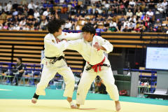 【女子団体戦決勝・佐賀商―敬愛】何度となく攻撃を仕掛ける井上朋香（右、佐賀商３年―札内中出）