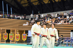 【女子団体戦決勝・佐賀商―敬愛】先鋒の井上朋香（左、佐賀商３年―札内中出）が畳に向かう