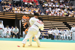 【女子団体戦３回戦・佐賀商―前橋育英】小外刈で勝利した井上朋香（奥、佐賀商３年―札内中出）