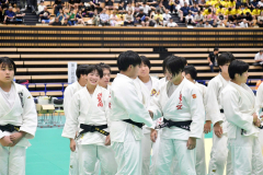 決勝の相手であり九州で共にしのぎを削り合った好敵手・敬愛（福岡）の選手たちと談笑する井上朋香（中央左、佐賀商３年―札内中出）