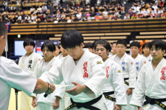 準優勝の賞状を受け取る井上朋香（佐賀商３年―札内中出）