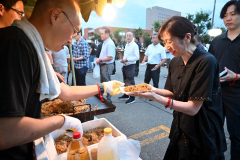 食べ放題の焼きそばを受け取る来場者