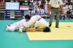 【女子個人戦７８キロ超級・決勝】右足首の痛みをこらえながら最後の力を振り絞り、２連覇を果たした井上朋香（右、佐賀商３年―札内中出）