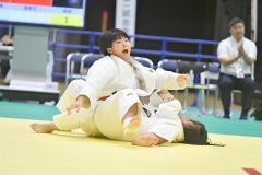 【女子個人戦７８キロ超級・準々決勝】得意の内股で一本を奪った井上朋香（手前、佐賀商３年―札内中出）