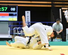 【女子個人戦７８キロ超級・準々決勝】けがを負っている右足をかばいながら得意の内股で一本を奪う井上朋香（上、佐賀商３年―札内中出）