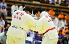 【女子個人戦７８キロ超級・決勝】佐賀商の井上朋香（右、３年―札内中出）が２年連続で女子個人戦７８キロ超級を制した