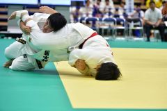 【女子個人戦７８キロ超級・決勝】右足首を痛めながらも、最後の力を振り絞り攻撃を繰り広げた井上朋香（右、佐賀商３年―札内中出）