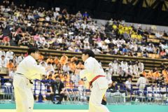 【女子個人戦７８キロ超級・決勝】間合いを詰め、攻撃の機会をうかがう井上朋香（右、佐賀商３年―札内中出）