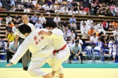 【女子個人戦７８キロ超級・決勝】攻撃を仕掛け、相手の体勢を崩す井上朋香（右、佐賀商３年―札内中出）