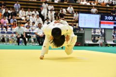 【女子個人戦７８キロ超級・３回戦】得意の内股で一本を奪う井上朋香（上、佐賀商３年―札内中出）