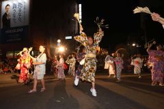 麦の種まき、雨乞い、刈り取り、臼引きの振り付けを繰り返す踊り子（助川かおる通信員撮影）