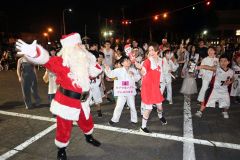 サンタクロースを中心に全員でダンスし、大いに盛り上がった盆踊り大会