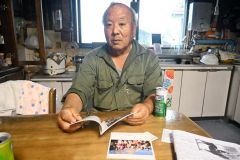 祖母が伝えた軍馬補充部十勝支部の記憶について話す岡田さん。自身も数年前まで馬を飼っていて、現在も本別町馬事振興会に所属している