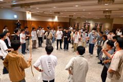 埼玉の中学生にアイヌ舞踊披露　帯広の協議会