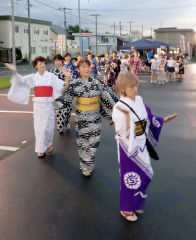 清水で納涼盆踊り　親子連れでにぎわう