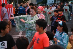 盆踊りを楽しむ来場者ら