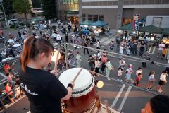 盆踊りを楽しむ来場者ら