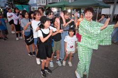 盆踊りを楽しむ来場者ら