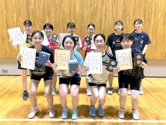 女子ダブルスの上位入賞者。後列左から帯三条の佐藤・織田組、帯北の高木・大坂組、帯柏葉の貝谷・小松組、前列左から帯三条の三浦・内田組、帯北の中鉢・内藤組