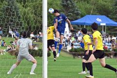 【第９節・北海道十勝スカイアース―北蹴会岩見沢】後半、ヘディングシュートを放つスカイアースのＦＷ中山天彦（青いユニホーム）