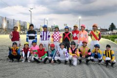 エキシビションレース後の集合写真。優勝は富田騎手（前列右から５人目）。馬には今井千尋騎手（前列左から５人目）が同乗した