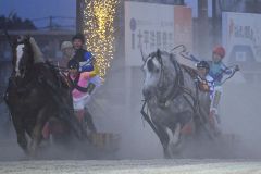 １着でゴールした富田騎手（右から２人目）。馬には今井千尋騎手が同乗した。