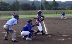 熱戦を展開する選手たち（勇足エンゼルス―本別町役場野球部）