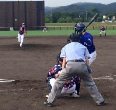 熱戦を展開する選手たち（勇足エンゼルス―本別町役場野球部）