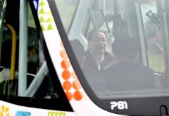 自動運転バスに試乗する斉藤鉄夫国土交通大臣（中央）＝２２日、上士幌町内で。金野和彦撮影