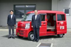 配送車の前で記念写真に収まる斉藤国交相（右）と日本郵政の増田社長（上士幌郵便局。金野和彦撮影）