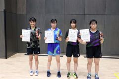 女子上位入賞者。左から谷沿來羽、坂上己旺、羽山りな、宮川美乃里