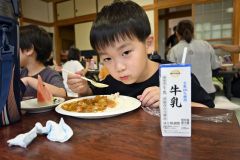 カレーライスを頬張る児童