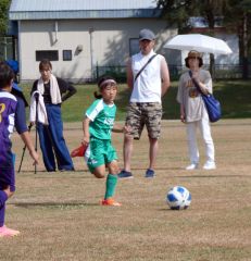 元気いっぱいにボールを追い、サッカーを楽しむ子どもたち