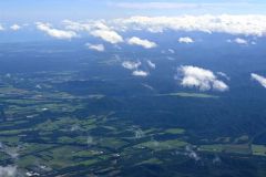 上空から見下ろす十勝の日高山脈山麓。十勝側は雲がとれて、すっきりと晴れていた