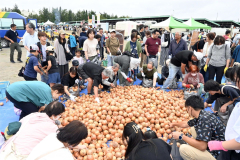 多くの来場者でにぎわう野菜の詰め放題コーナー（２５日午前１０時１０分ごろ）