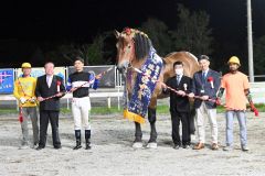 完勝で圧倒的な人気に応えたタカラキングダム。馬の右が村上慎一調教師