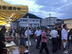 多くの来場者でにぎわった海鮮ビールまつり