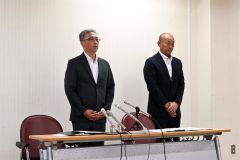 会見で説明を行う池田高の（左から）富永校長と伊藤邦俊事務長