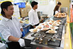 厚岸町から特別出店した馬場商店のブースにはホタテやカキなど海の幸が並ぶ（須貝拓也撮影）