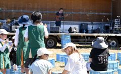 帯広の「ぬの」のライブ中の様子。かき氷を食べながら見る来場者が多くいた