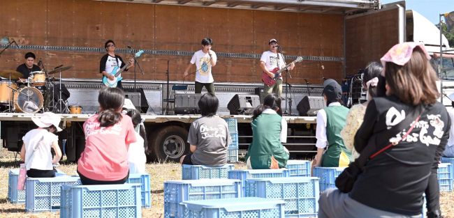【写真】追悼の花火大会をフェスに　伊澤農場で音楽ライブ
